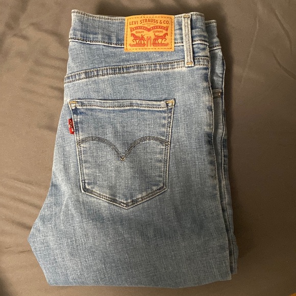 Never Worn Medium Wash Levi’s 312 Shaping Slim Jeans/ size 28 - Picture 1 of 3